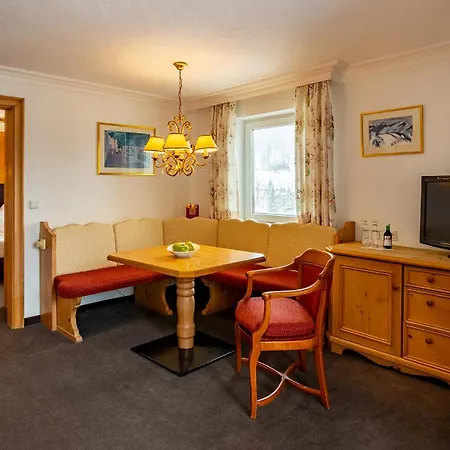 ホテル Alpenhotel - Ein Rovell 4*